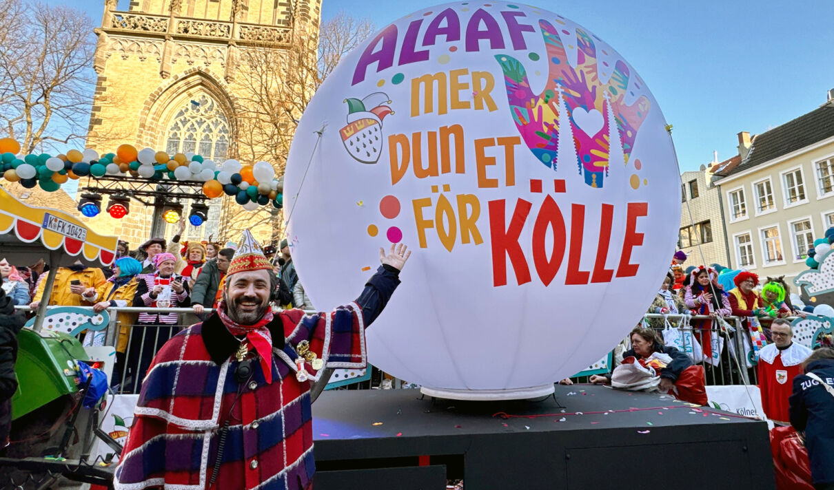 Auf einem Wagen des Kölner Rosenmontagszuges steht das Motto für die kommende Session: "Alaaf - Mer dun et för Kölle"