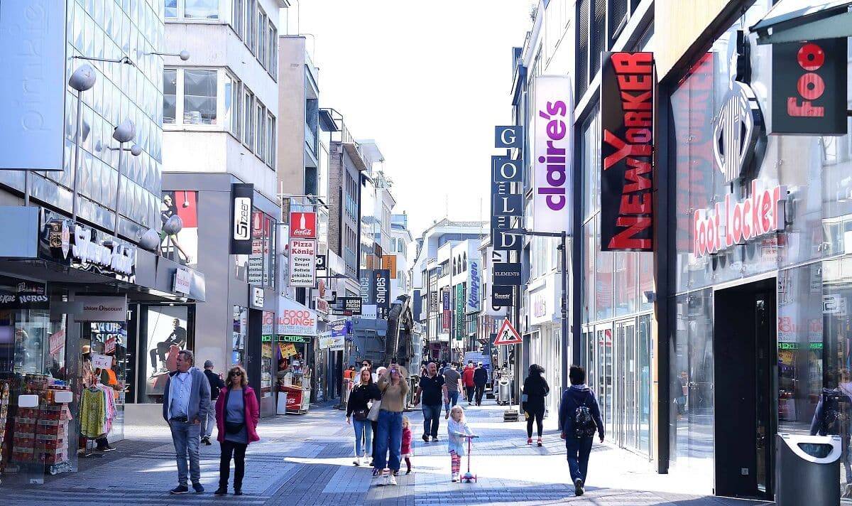 Passanten laufen die Hohe Straße entlang