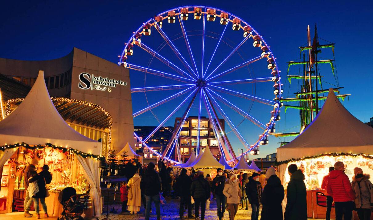 Illuminierter Hafenweihnachtsmarkt am Schokoladenmuseum in Köln