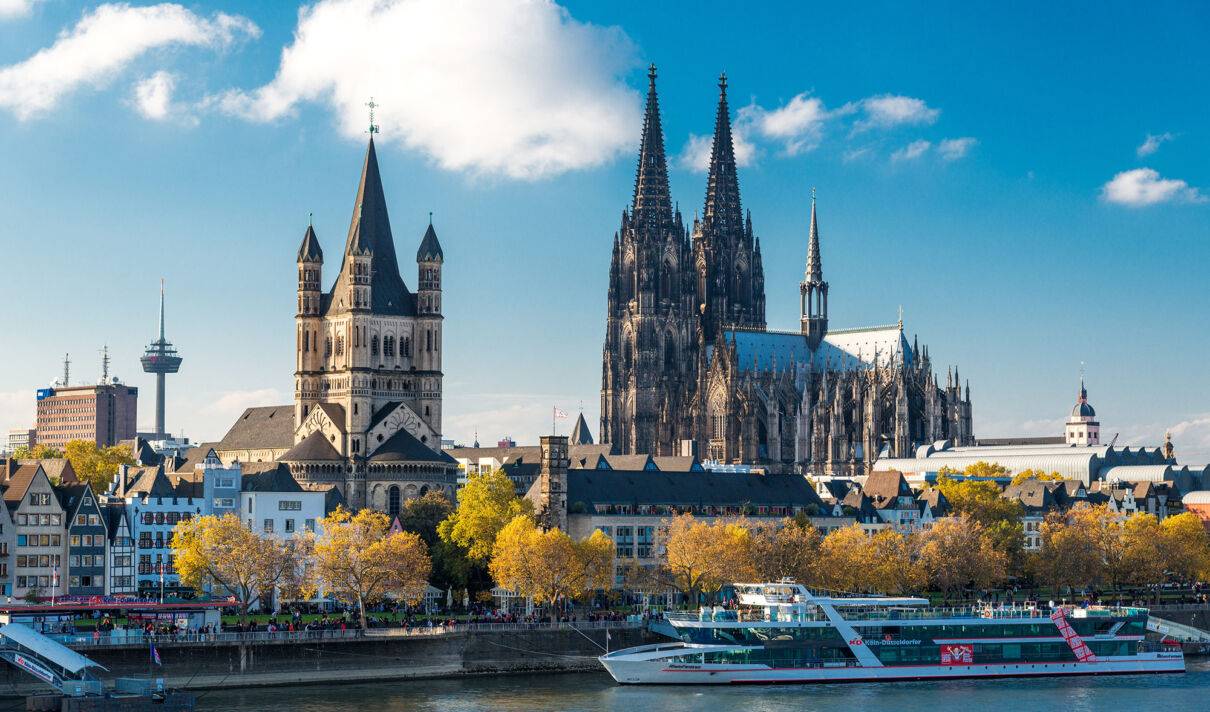 Rheinufer mit Groß St. Martin und Kölner Dom im Herbst