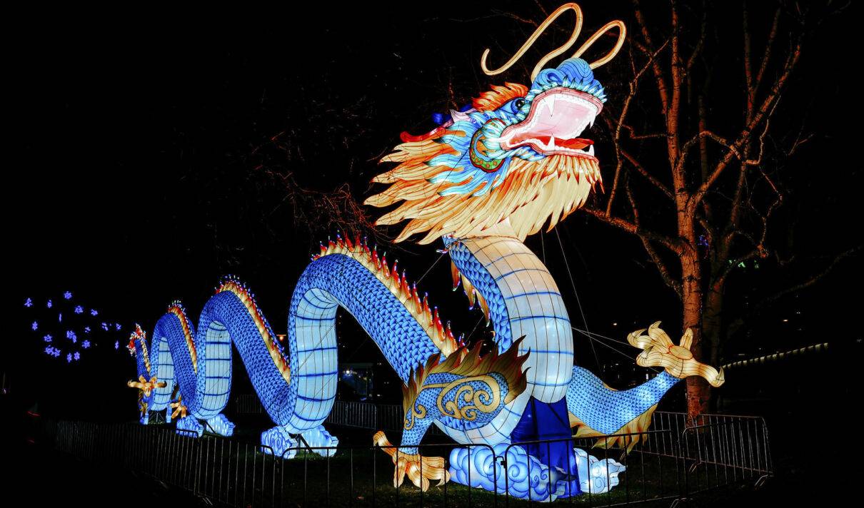 Leuchtende Figur während China Lights im Kölner Zoo