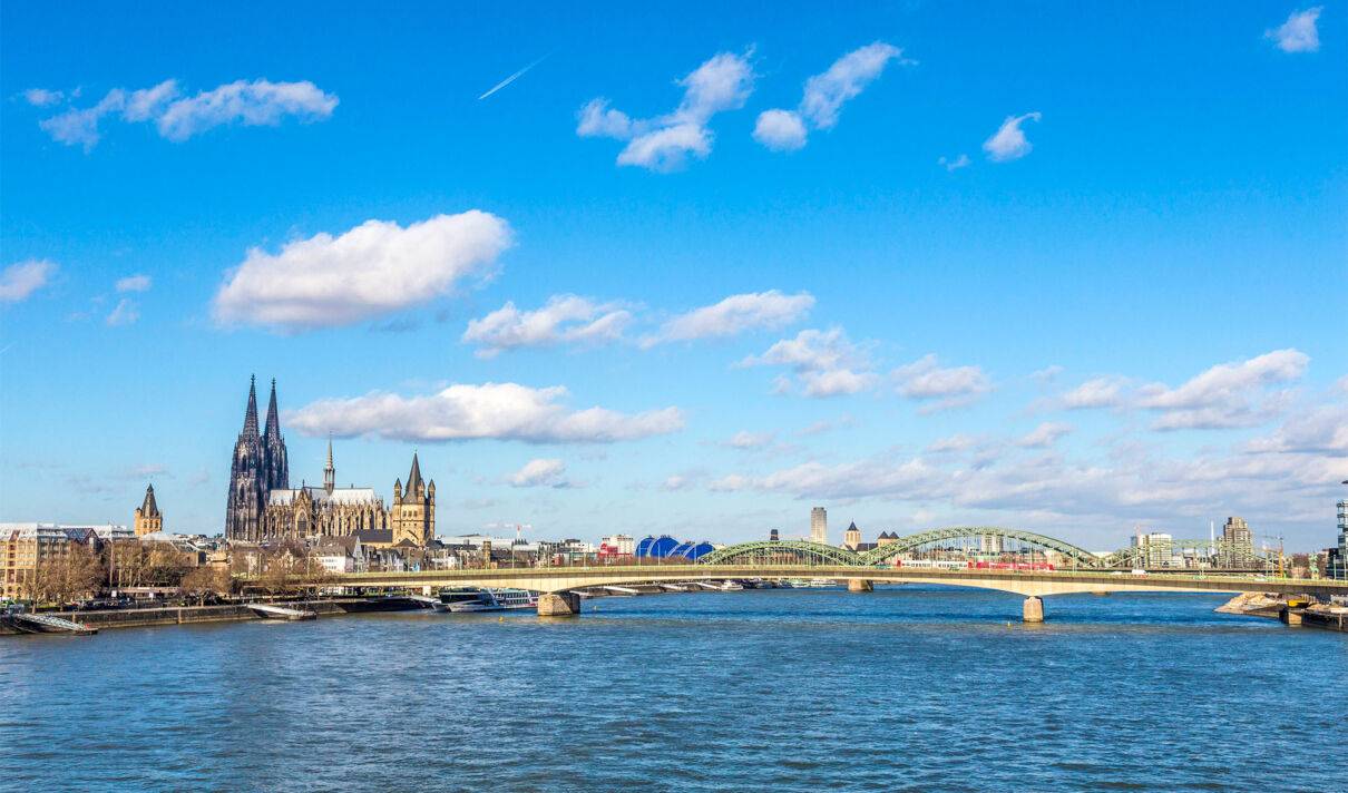 Kölner Stadtpanorama mit Rhein und Deutzer Brücke bei bestem Wetter